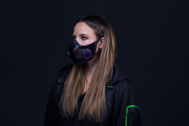 Le masque développé par Razer possède des ventilateurs, un système de désinfection à la lumière UV, une coque transparente et éclairée mais aussi un micro et un amplificateur de voix. Pour l'instant, il n'y a pas de date de sortie, ni de prix. [Razer]