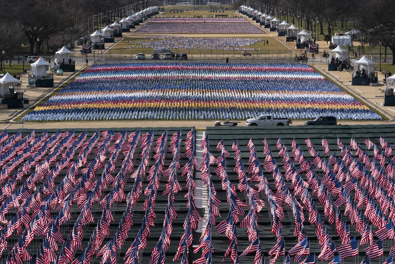 Plus de 190'000 drapeaux ont été plantés sur l'esplanade du National Mall pour représenter le public absent à la cérémonie d'investiture de Joe Biden. [Keystone - AP Photo/Alex Brandon]