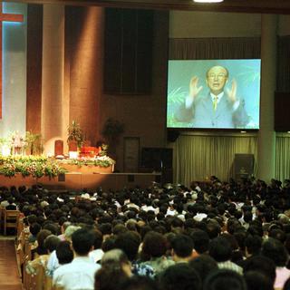 Le révérend David Yonggi Cho, de l'église Yoido Full Gospel de Corée du Sud, prêche lors du culte du dimanche, le 27 septembre 1998. [AP Photo/ Keystone - Yun Jai-hyoung]