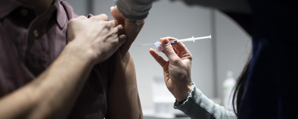 La vaccination contre le Covid est encouragée par bon nombre d'entreprises. [Keystone - Gian Ehrenzeller]