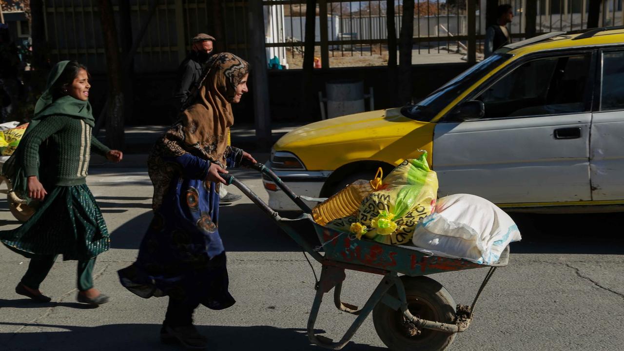 Des familles afghanes reçoivent de l'aide alimentaire à Kaboul, le 6 décembre 2021. [Keystone]