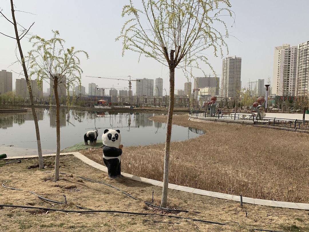 Le "Parc du Bonheur", construit sur un cimetière ouïghour, au centre d'Aksou [RTS - MP]