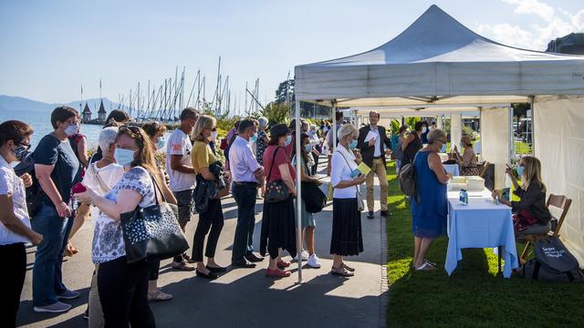 L'actrice et autrice française Isabelle Carré en dédicace lors de la 11e édition du Livre sur les quais, le 5 septembre 2020. [KEYSTONE - Jean-Christophe Bott]