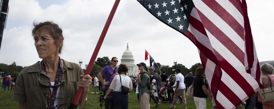 Une participante à la manifestation de soutien aux militants arrêtés après la manifestation du Capitole le 6 janvier dernier à Washington. [Keystone/EPA - Michael Reynolds]