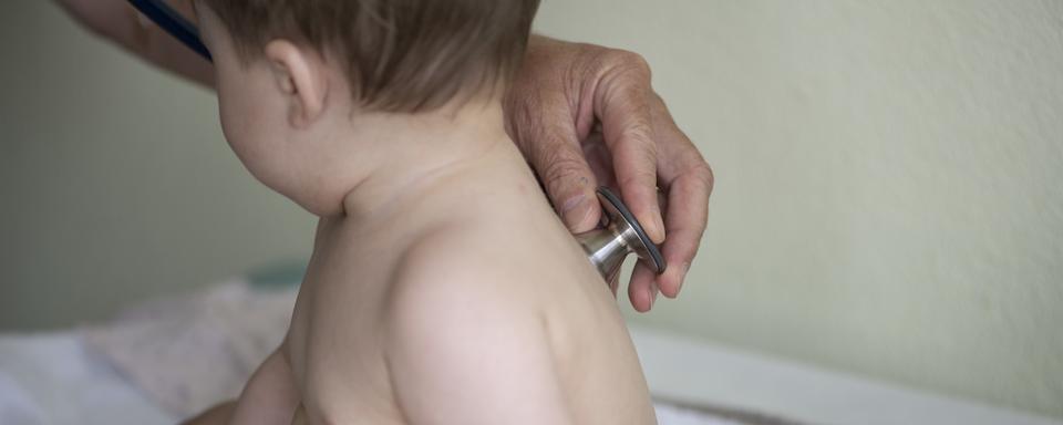 Les enfants atteints de bronchiolites affluent dans les hôpitaux suisses. Entre juin et juillet, ils étaient entre 80 et 115 à être pris en charge chaque semaine. [KEYSTONE - CHRISTIAN BEUTLER]