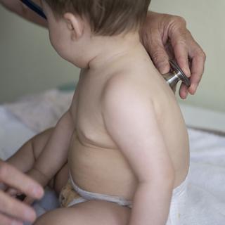 Les enfants atteints de bronchiolites affluent dans les hôpitaux suisses. Entre juin et juillet, ils étaient entre 80 et 115 à être pris en charge chaque semaine. [KEYSTONE - CHRISTIAN BEUTLER]