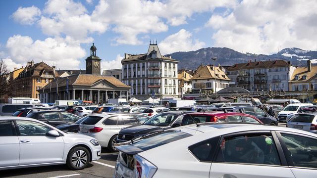 Une moitié environ de la place du Marché de Vevey devrait être débarrassée de ses voitures. [Keystone - Jean-Christophe Bott]