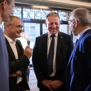 Les candidats Olivier Curty, Jean-François Steiert et Didier Castella avec le sortant Georges Godel. [Keystone - Anthony Anex]
