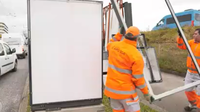 De nombreux panneaux publicitaires ont été vandalisés ces derniers mois à Lausanne. [RTS]