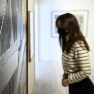 Une personne masquée visite l'exposition du Musée d'art de Pully, le 2 mars 2021. [Keystone - Laurent Gillieron]