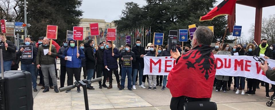 Avec les Kosovars de Suisse en vue des élections du 14 février au Kosovo. [RTS - Isabelle Cornaz]