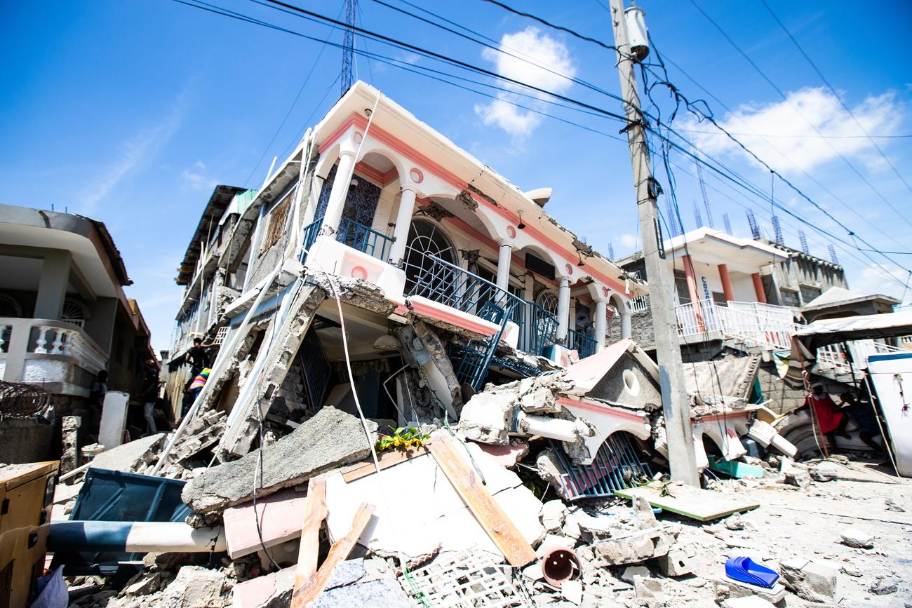 De nombreux bâtiments se sont effondrés après un puissant séisme en Haïti. [Keystone - EPA/Ralph Tedy Erol]