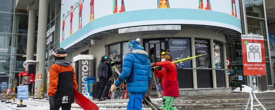 Les vacanciers se croisent ce week-end en station. [Keystone - Jean-Christophe Bott]