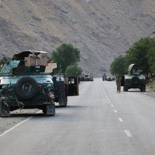 Des soldats afghans sur le route avant des combats contre les talibans, le 4 juillet 2021 près de la ville de Badakhstan, au nord du pays. [AP/Keystone - Nazim Qasmy]