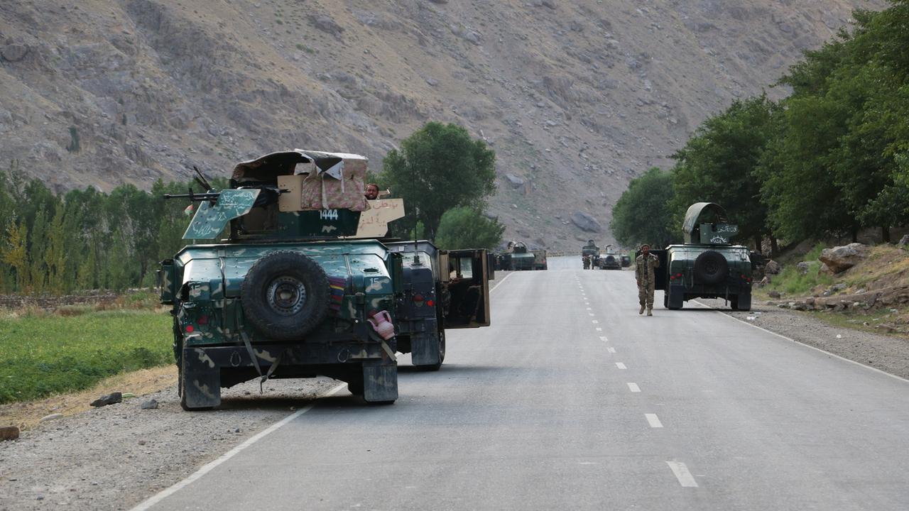 Des soldats afghans sur le route avant des combats contre les talibans, le 4 juillet 2021 près de la ville de Badakhstan, au nord du pays. [AP/Keystone - Nazim Qasmy]