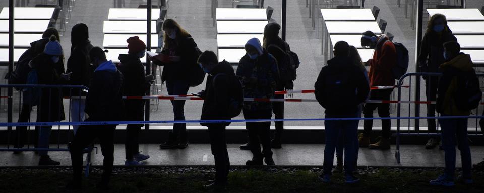 Les cantons se préparent aux examens de fin d'année. [KEYSTONE - LAURENT GILLIERON]