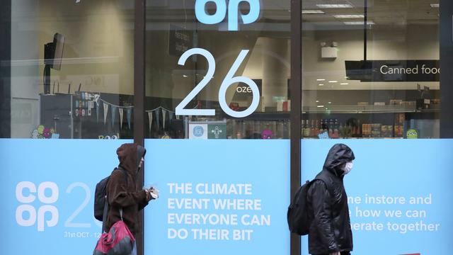 Vitrine publicitaire annoncant conférence sur le climat COP26 à Glasgow. Il est écrit: "The climate event where everyone can do their bit". [AP Photo/ Keystone - Scott Heppell]