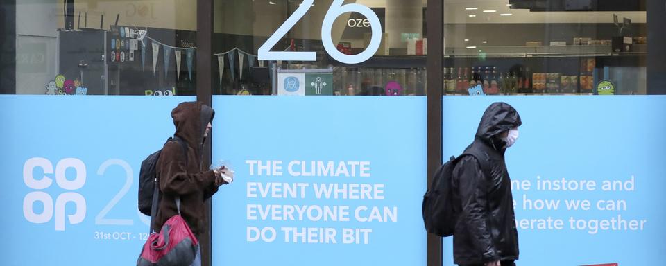 Vitrine publicitaire annoncant conférence sur le climat COP26 à Glasgow. Il est écrit: "The climate event where everyone can do their bit". [AP Photo/ Keystone - Scott Heppell]