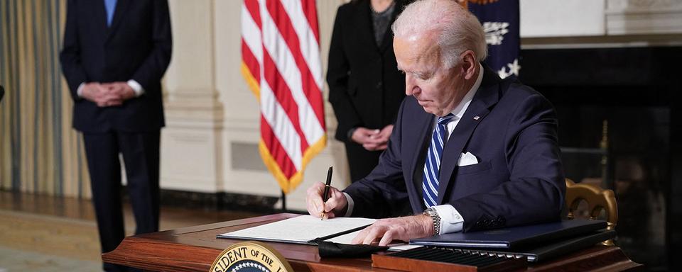 Joe Biden avait signé d'importants engagements en matière de climat dès le 27 janvier. [AFP - Mandel Ngan]