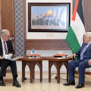 Guy Parmelin avec le président palestinien Mahmoud Abbas. [Keystone - EPA/Thaer Ghanayem/Office of the Palestinian President]
