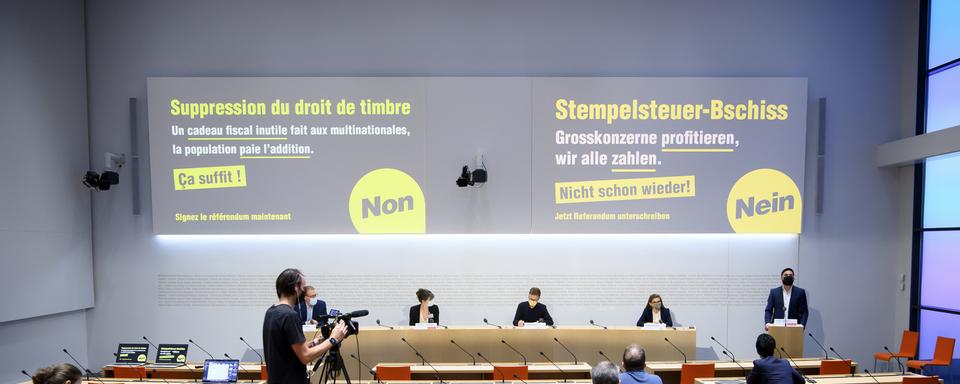 Les grandes entreprises financières et les grosses fortunes ne devraient pas bénéficier d'allègements fiscaux supplémentaires. La gauche et les syndicats ont lancé mardi un référendum contre la première étape de l'abolition du droit de timbre. [KEYSTONE - ANTHONY ANEX]