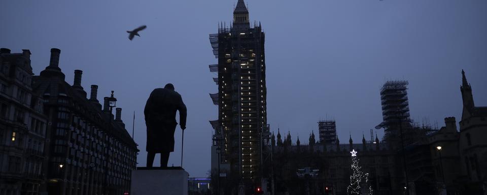 Vendredi 1er janvier: la statue de Winston Churchill et la silhouette du Parlement britannique au premier jour de la sortie effective de la Grande-Bretagne de l'Union européenne. [Keystone - AP Photo/Matt Dunham]