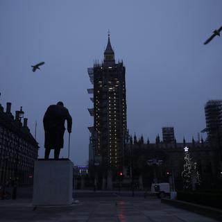Vendredi 1er janvier: la statue de Winston Churchill et la silhouette du Parlement britannique au premier jour de la sortie effective de la Grande-Bretagne de l'Union européenne. [Keystone - AP Photo/Matt Dunham]