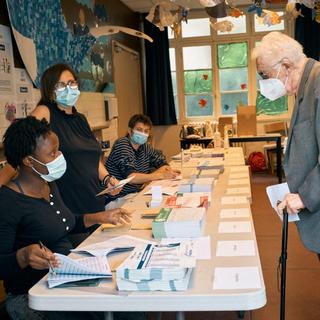 Un bureau de vote à Paris pour les élections régionales. [Hans Lucas via AFP - Benoît Durand]