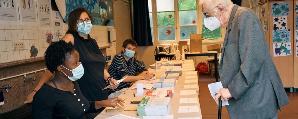 Un bureau de vote à Paris pour les élections régionales. [Hans Lucas via AFP - Benoît Durand]