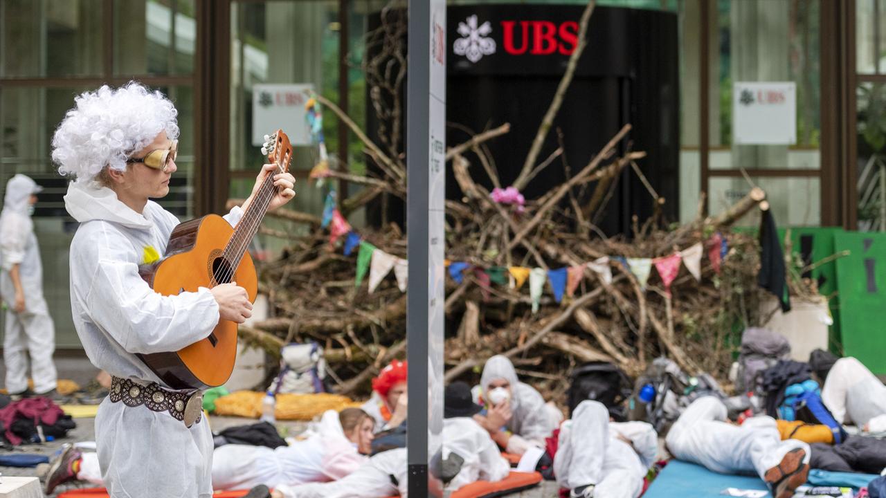 Cinq activistes du climat qui avaient bloqué l'entrée de l'UBS à Bâle ont été acquittés. [KEYSTONE - Georgios Kefalas]