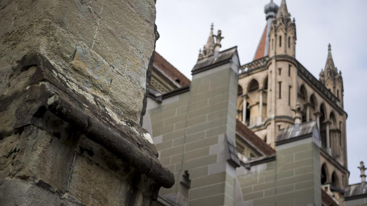 La molasse de la cathédrale de Lausanne se désagrège sous le coup des intempéries. [Keystone - Jean-Christophe Bott]
