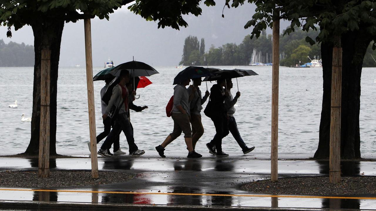 Promenade sous la pluie à Lucerne, le 12 juin 2021. [Keystone - Urs Flueeler]