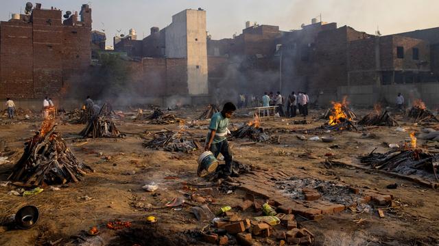 Des bûchers funéraires de personnes décédées des suites du Covid-19 photographiés dans un crématorium à New Delhi, le 22 avril 2021. [reuters - Danish Siddiqui]