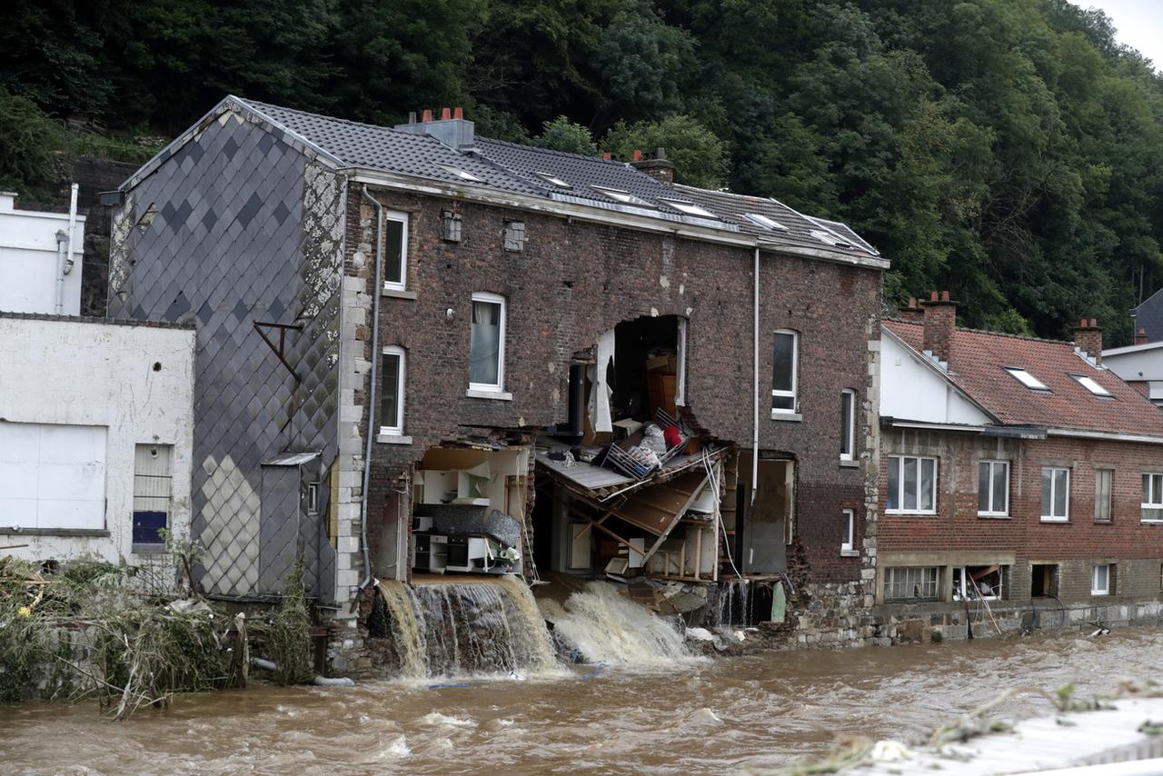 Un aperçu des dégâts le 15 juillet 2021 à Pepinster (est de la Belgique), commune qui concentre à elle-seule la moitié des victimes du pays. [Keystone - EPA/STEPHANIE LECOCQ]