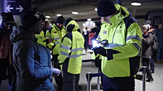 Un passager se fait contrôler ses papier d'identité à la gare de Copenhague, en janvier 2016. [AP/Keystone - Tariq Mikkel Khan]