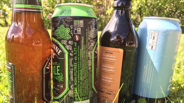 Canettes et bouteilles de bière alignées sur l'herbe. [RTS - Frédérique Volery]