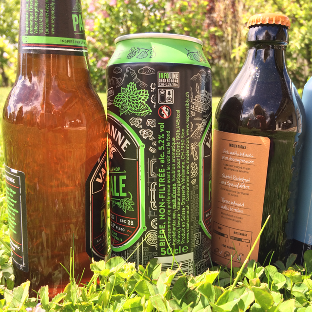Canettes et bouteilles de bière alignées sur l'herbe. [RTS - Frédérique Volery]