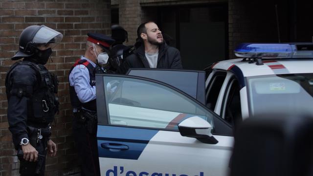 Le rappeur espagnol Pablo Hasél, condamné à la prison pour des tweets attaquant la monarchie et les forces de l'ordre, a été arrêté mardi matin afin de purger sa peine. [KEYSTONE - JOAN MATEU]