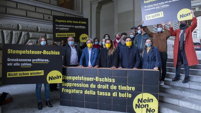 Dépôt de 65'000 signatures contre la suppression du droit de timbre. [Keystone - Marcel Bieri]