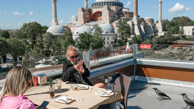 Des touristes devant Sainte-Sophie à Istanbul. [afp - Bulent Kilic]