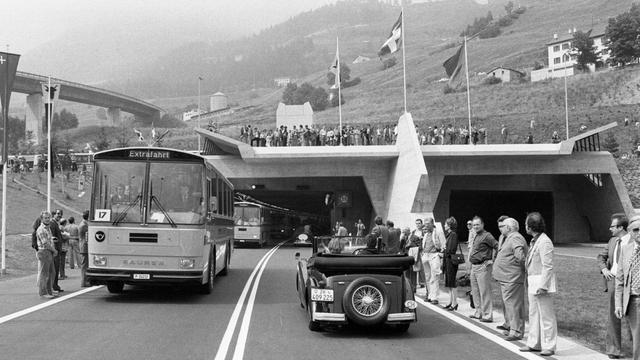 Ouverture du Gothard aux voitures en 1980. [Keystone - STR]