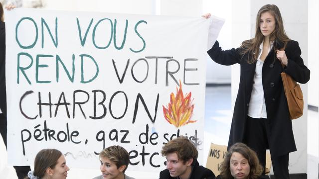 Les entreprises devront faire preuve de transparence sur leur impacte environnemental (ici des militants de la Grève du Climat à Lausanne). [Keystone - Laurent Gilliéron]