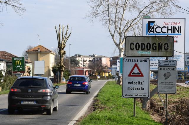 Alors que le bilan national s'est envolé à 4825 morts un mois après le premier cas à Condogno, certains se sont demandés si le confinement imposé le 8 mars à la Lombardie, puis à toute l'Italie un jour plus tard, n'était pas arrivé trop tard. [AFP - Miguel Medina]