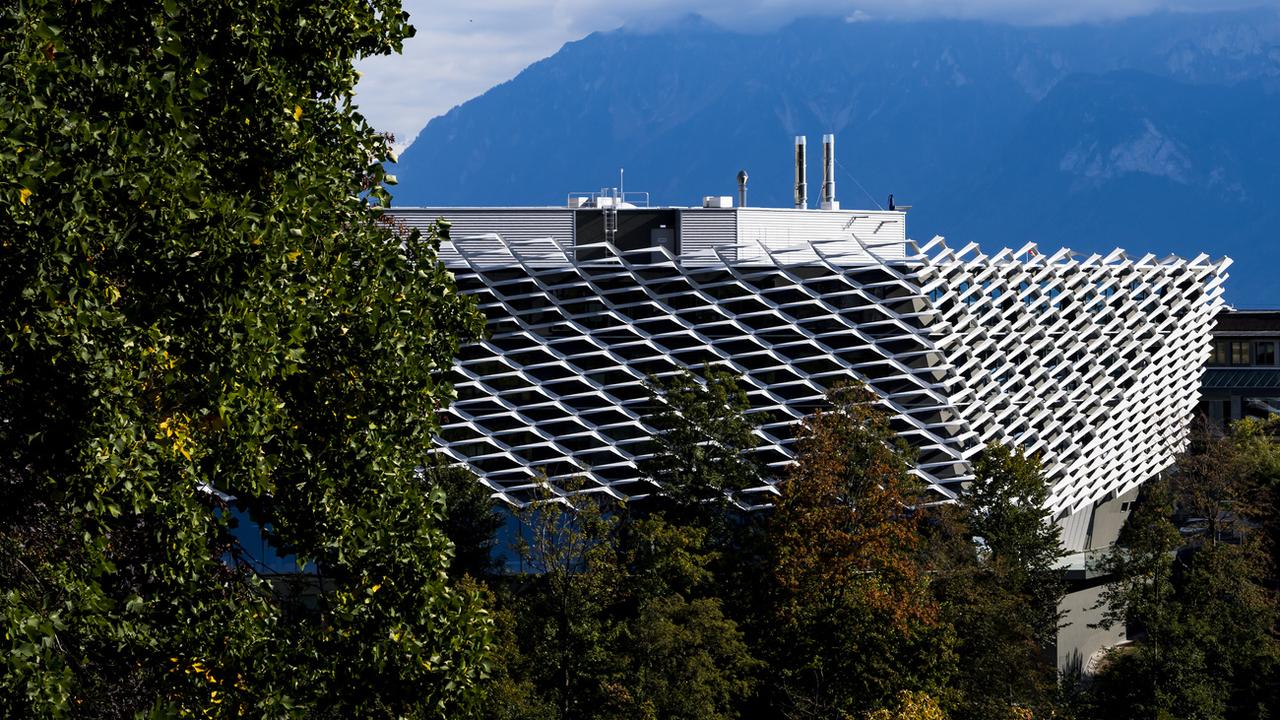 Une vue du bâtiment AGORA à Lausanne, le pôle de recherche translationnelle sur le cancer, qui abrite le Swiss Cancer Center Léman (SCCL). [Keystone - Jean-Christophe Bott]