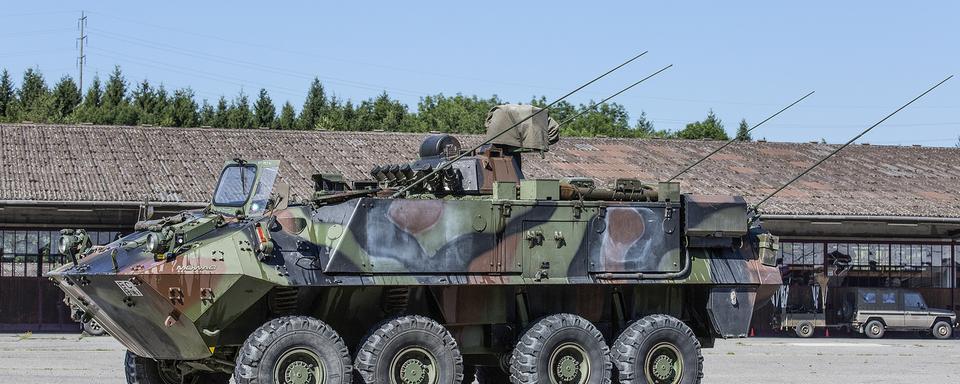 Un blindé de transport de troupes Piranha de l'armée suisse (image d'illustration). [Keystone - Gaëtan Bally]