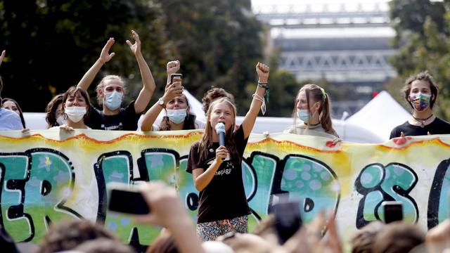 La militante écologiste suédoise Greta Thunberg s'exprime depuis la scène à la fin de la manifestation "Fridays for Future" à Milan, le 1er octobre 2021. [KEYSTONE - Mourad Balti Touati / EPA]