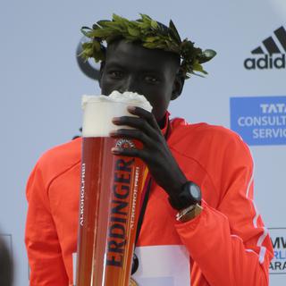 Le vainqueur du 42e marathon de Berlin pose buvant une bière. [Depositphotos - 360ber]