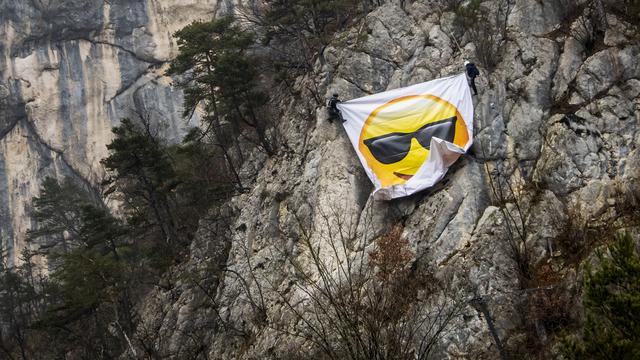 Un sourire géant pour décrisper les citoyens de Moutier avant le vote du 28 mars 2021. [Keystone - Jean-Christophe Bott]