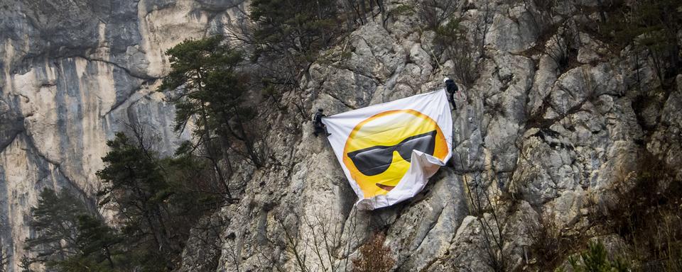 Un sourire géant pour décrisper les citoyens de Moutier avant le vote du 28 mars 2021. [Keystone - Jean-Christophe Bott]