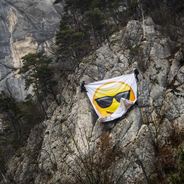 Un sourire géant pour décrisper les citoyens de Moutier avant le vote du 28 mars 2021. [Keystone - Jean-Christophe Bott]